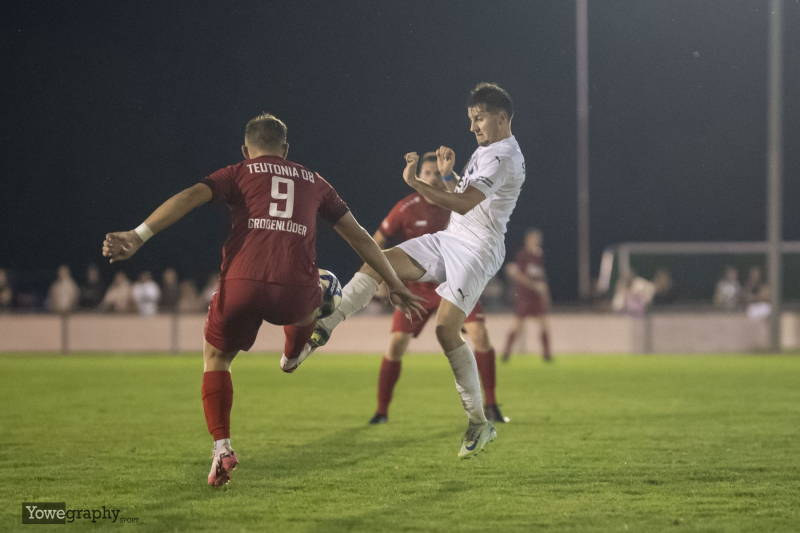 SG Kerzell - SV Teutonia Großenlüder Linus Gaue mit Patrick Kennel