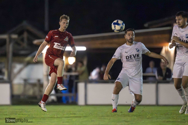 SG Kerzell - SV Teutonia Großenlüder Niklas Wese mit Marc Götze
