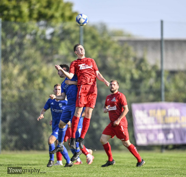 SV Großenlüder - SG Freiensteinau Elias Schneider gegen Benedikt Seifert (rot)