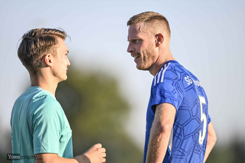 SV Großenlüder - SG Freiensteinau Sebastian Krieg diskutiert mit Konstantin Kliebe