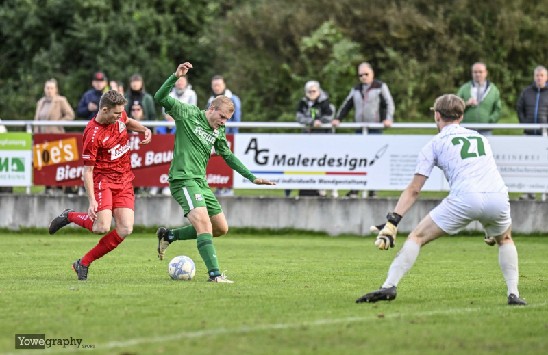 TSG Lütter - SV Großenlüder Felix Schlitzer und TW Marvin Mohr gegen Florian Schertell