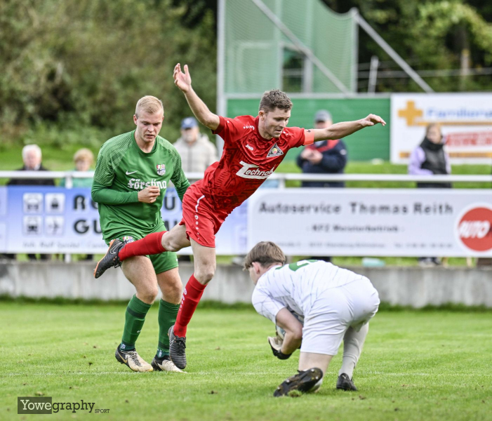 TSG Lütter - SV Großenlüder Felix Schlitzer und TW Marvin Mohr gegen Florian Schertell