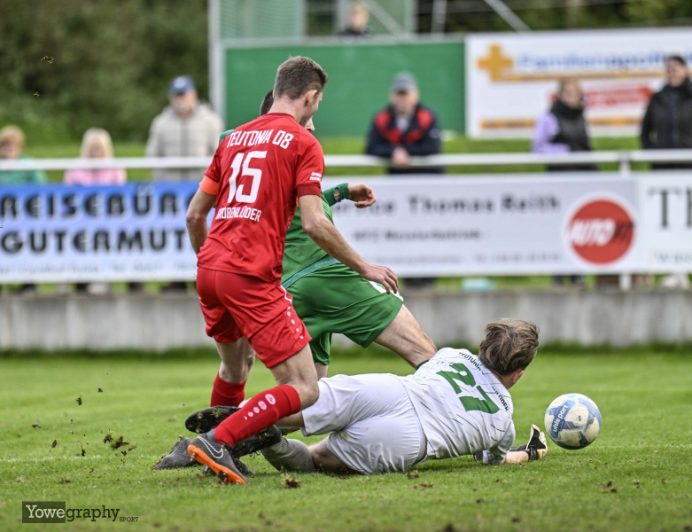 TSG Lütter - SV Großenlüder Felix Schlitzer mit Marvin Mohr