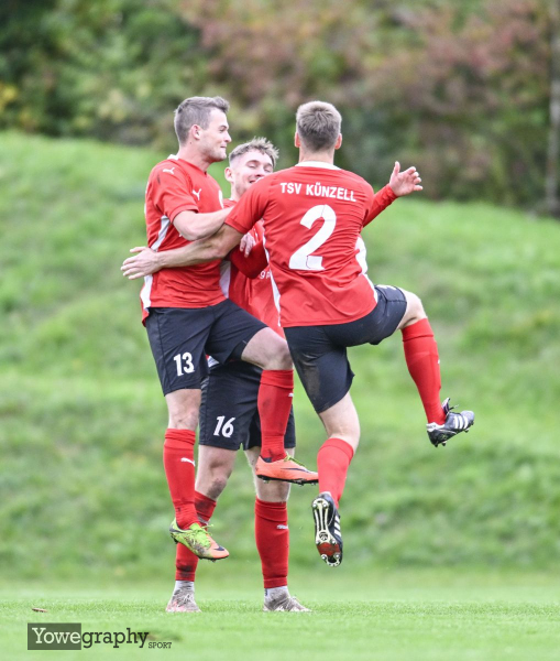 TSV Künzell - SG Elters Eckweisbach Schwarzbach: Sebastian Körner und Jannes Schramm bejubeln Tom Emde