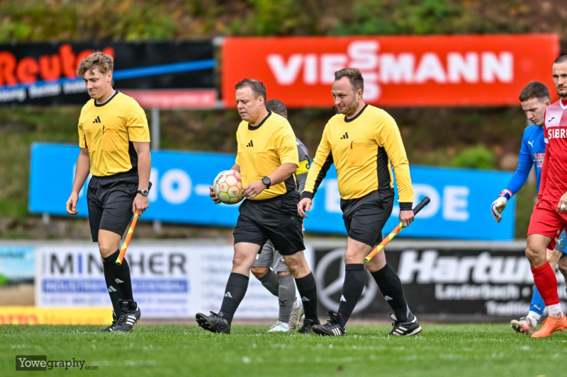 SV Steinbach - TSV Steinbach-Haiger II: SR Steffen Rabe mit SRA Lukas Kitowski und Jan-Luca Komorowski