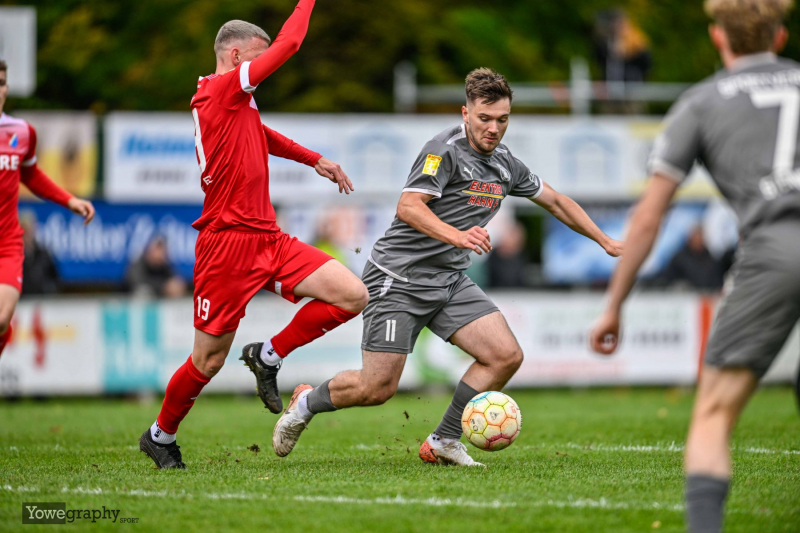 SV Steinbach - TSV Steinbach-Haiger II: Aaron Künkel mit Fabian Koch