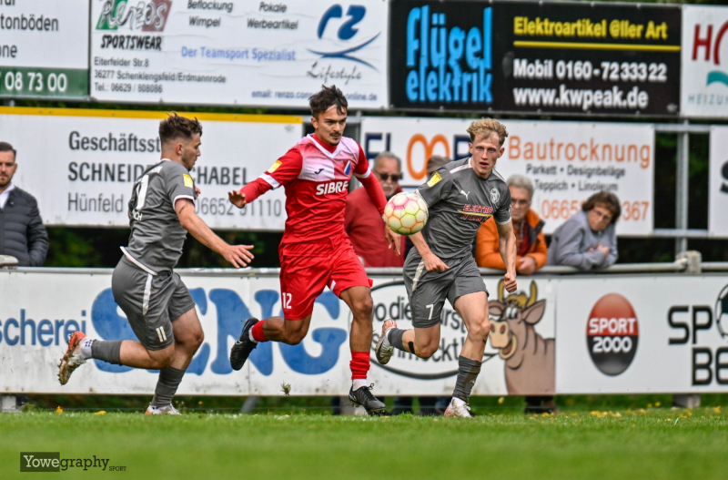 SV Steinbach - TSV Steinbach-Haiger II: Fabian koch mit Levin Leandro D´Aloia und Max Stadler