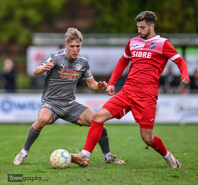SV Steinbach - TSV Steinbach-Haiger II: Jannis Kehl gegen Benit Dinaj