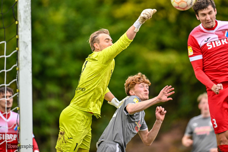 SV Steinbach - TSV Steinbach-Haiger II: Darian Jung mit Finn Gregor Kotyrba