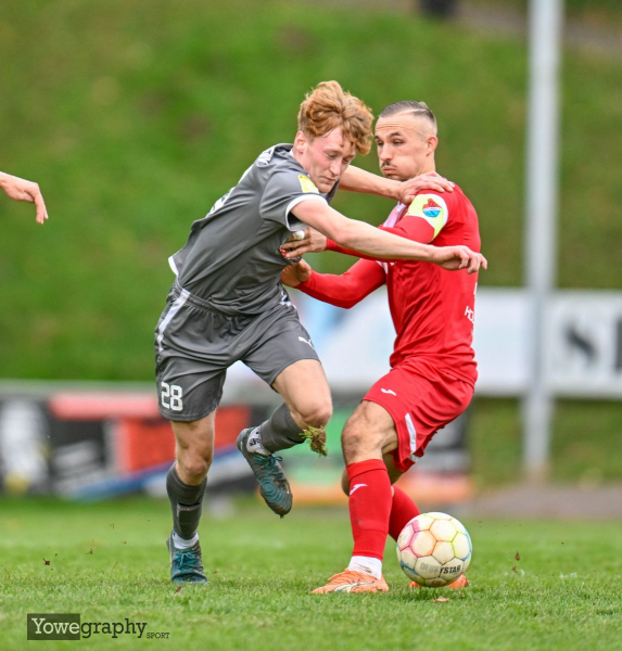 SV Steinbach - TSV Steinbach-Haiger II: Darian Jung mit Andreas Busik