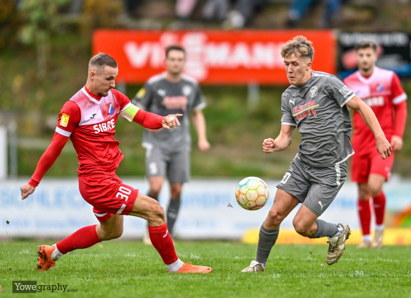 SV Steinbach - TSV Steinbach-Haiger II: Andreas Busik mit Jannis Kehl