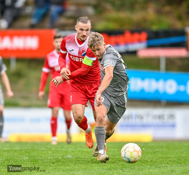 SV Steinbach - TSV Steinbach-Haiger II: Andreas Busik mit Jannis Kehl