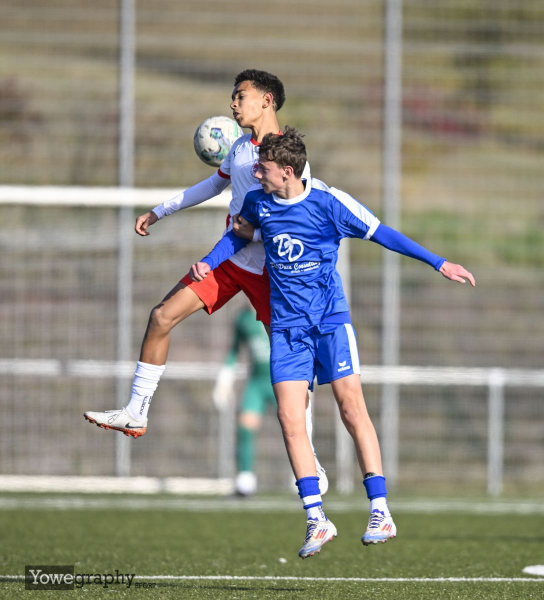 C-Junioren SG Barockstadt - JSG Flieden Schweben Noah Tesfay gegen Philipp Elter