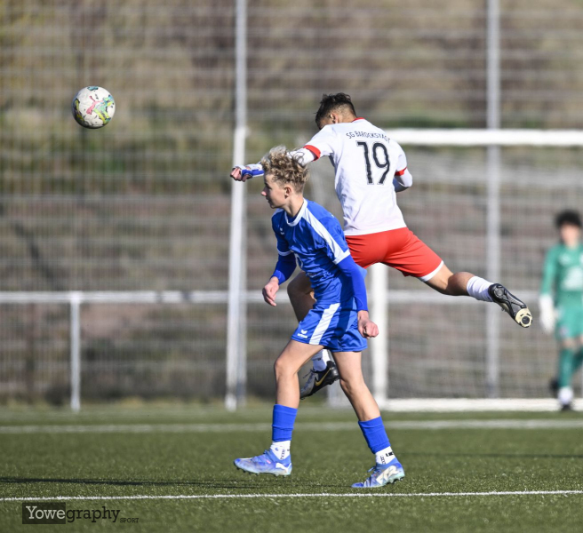 C-Junioren SG Barockstadt - JSG Flieden Schweben vorne Lukas Streitenberger, in der Luft Leo Schmitt