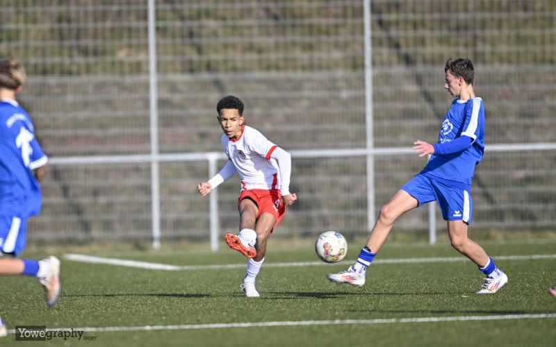 C-Junioren SG Barockstadt - JSG Flieden Schweben Noah Tesfay gegen Philipp Elter