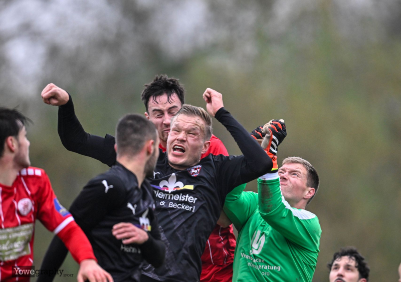 SG Bronnzell - KSV Hessen Kassel II: Tim Niklas Horenkamp mit TW Johannes Ihrig