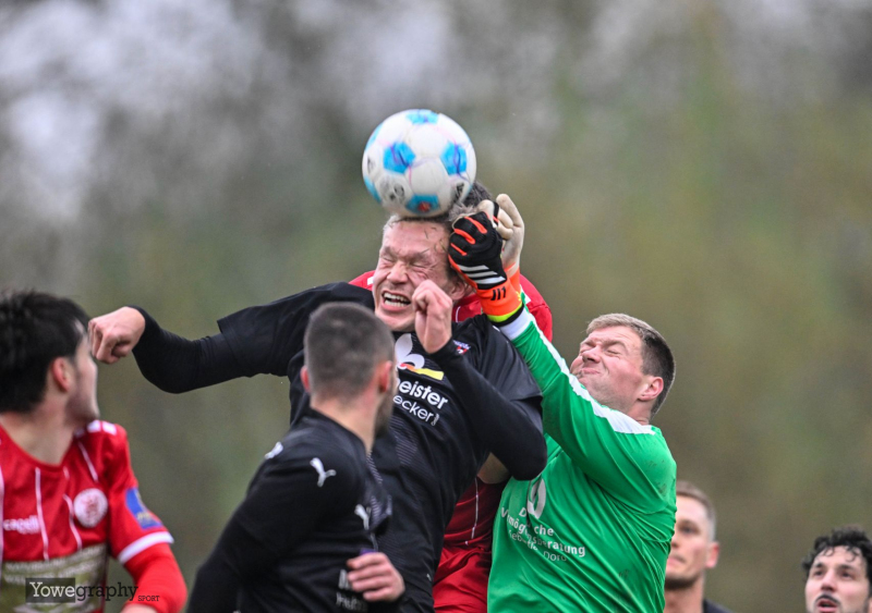 SG Bronnzell - KSV Hessen Kassel II: Tim Niklas Horenkamp mit TW Johannes Ihrig