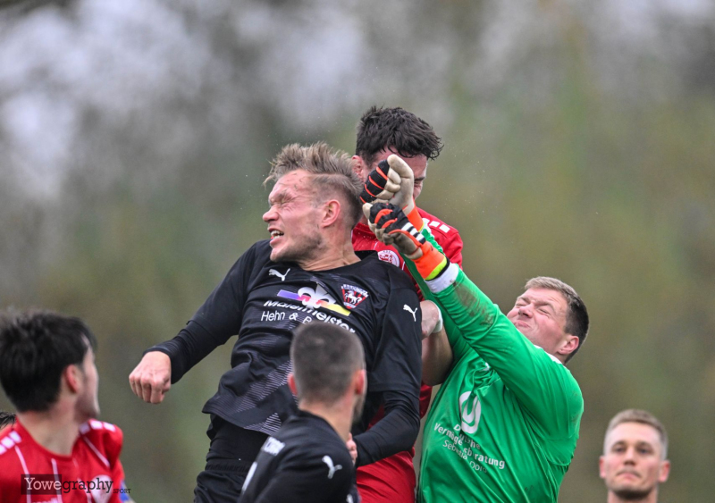 SG Bronnzell - KSV Hessen Kassel II: Tim Niklas Horenkamp mit TW Johannes Ihrig