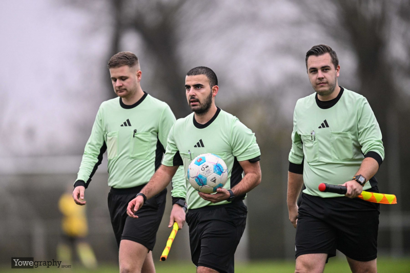 SG Bronnzell - KSV Hessen Kassel II: SR Benjamin Hanna mit SRA Christian Schmidt und SRA Johannes Stark