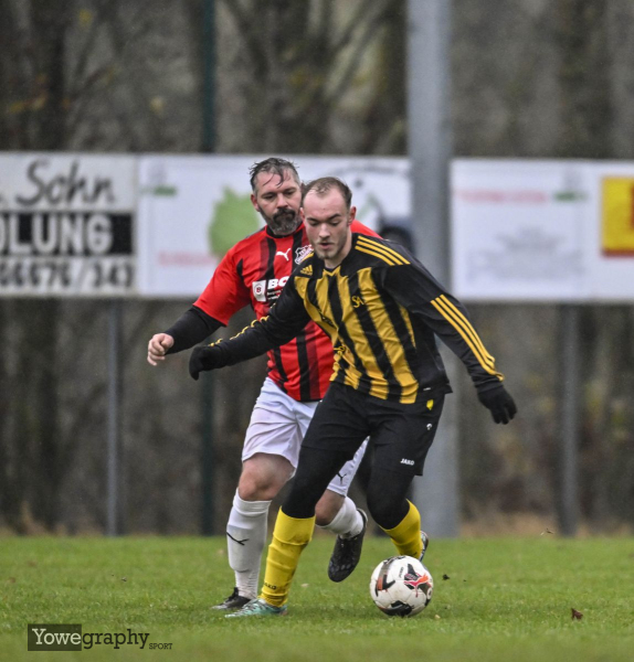 TSV Ufhausen - SG Asbach Hessen Hersfeld: Hannes Ohneiser mit Jami Grzibek