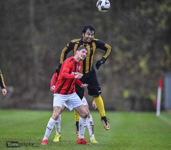 TSV Ufhausen - SG Asbach Hessen Hersfeld: Mario Göllmann mit Adriel Hotasi Mangiring