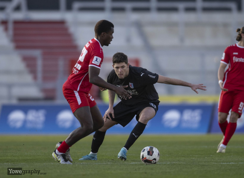 SG Barockstadt - Bahlinger SC: Daniel Monga gegen Niklas Antlitz