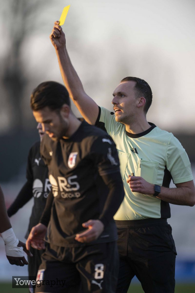 SG Barockstadt - Bahlinger SC: SR Dominik Genthner verteilt gelbe Karte