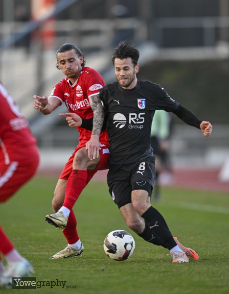 SG Barockstadt - Bahlinger SC: Davino Michael Knappe gegen Leon Pomnitz