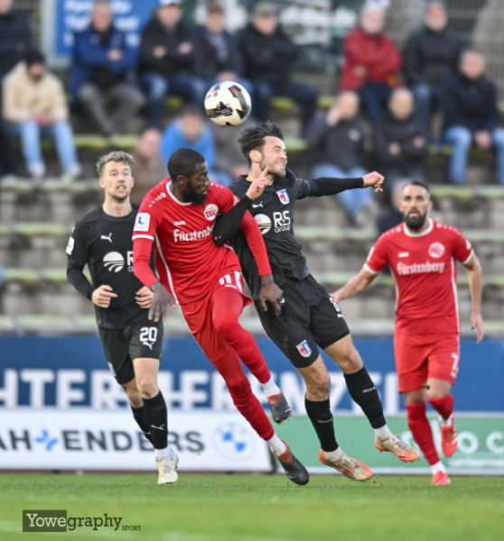 SG Barockstadt - Bahlinger SC: As Ibrahima Diakite gegen Leon Pomnitz