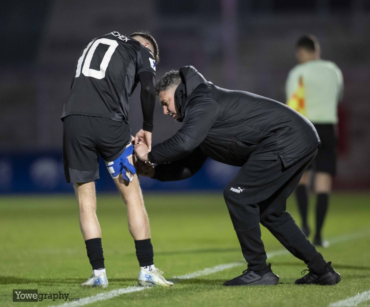 SG Barockstadt - Bahlinger SC: Christopher Bunk behandelt Tim Korzuschek