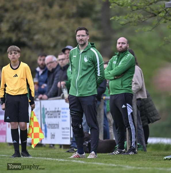 Pokal FSV Pfordt - SV Steinbach: Timo Peikert mit Felix Dorn