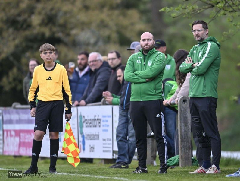 Pokal FSV Pfordt - SV Steinbach: SRA Johannes Mohr mit Felix Dorn und Timo Peikert