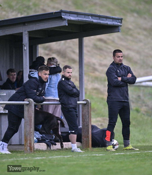 Pokal FSV Pfordt - SV Steinbach: Akif Kovac mit Alexander Reith und Petr Paliatka
