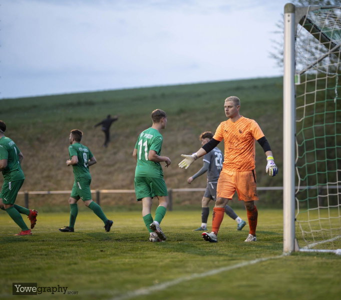 Pokal FSV Pfordt - SV Steinbach: Fynn Kropmanns mit Conner Schmidt