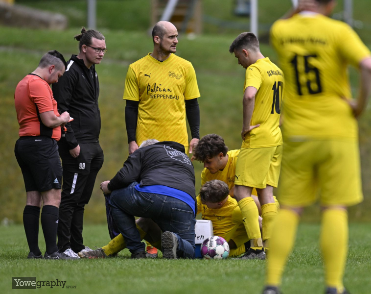 SG Rönshausen - SG Motten Kothen: Jeremias Mott gefoult von Marvin Plummer