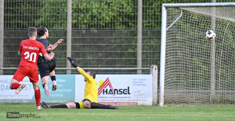 SG Bronnzell II - TSV Künzell II: Aron Loui Jahn gegen Daniel Breunung