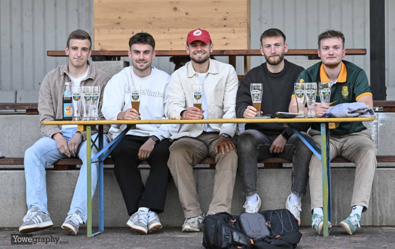 SG Bronnzell II - TSV Künzell II: Jannes Schramm mit Julian Parzeller mit Valentin Bullemer mit Niklas Kircher mit Jonas Wenzel Yowe - Weizenfront