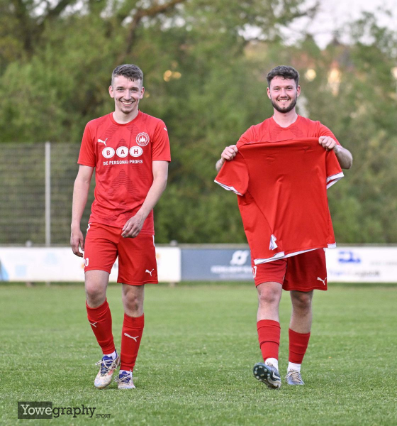 SG Bronnzell II - TSV Künzell II: Laurenz Heinze mit Marius Grösch