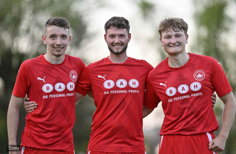 SG Bronnzell II - TSV Künzell II: Laurenz Hainze mit Marius Grösch und Louis Paul
