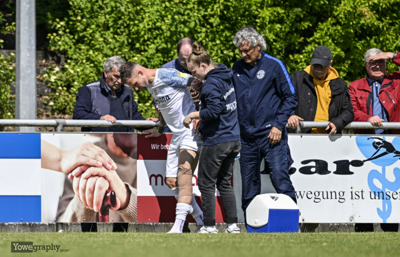 Hünfelder SV - TuS Hornau: Dennis Müller mit Siggi Larbig