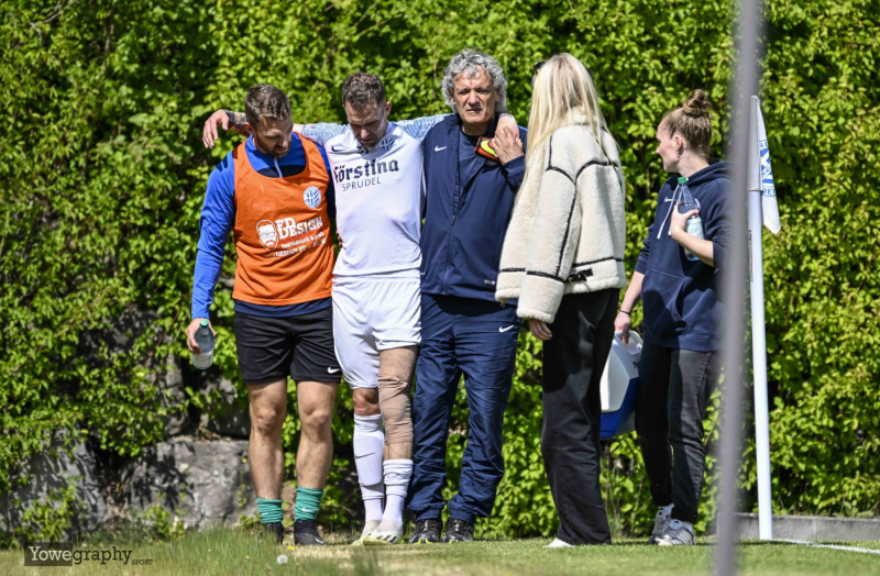 Hünfelder SV - TuS Hornau: Dennis Müller mit Siggi Larbig