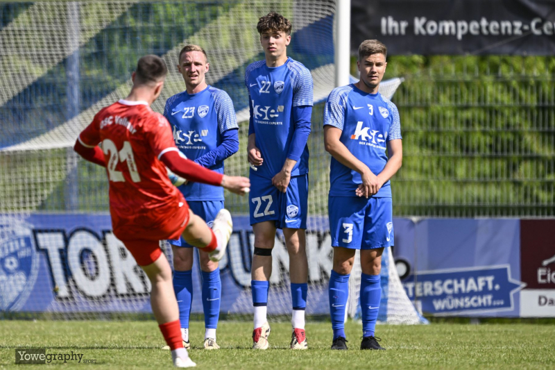 FC Eichenzell - OSC Vellmar: Moritz Reith mit Eric Fröhlich und Steffen Lüdicke