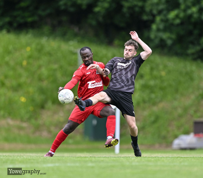 TSV Künzell - SV Großenlüder: Roger Mouange Mouange gegen Julian Parzeller