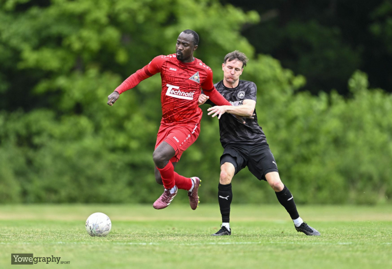 TSV Künzell - SV Großenlüder: Roger Mouangue Mouangue gegen Tim Farnung