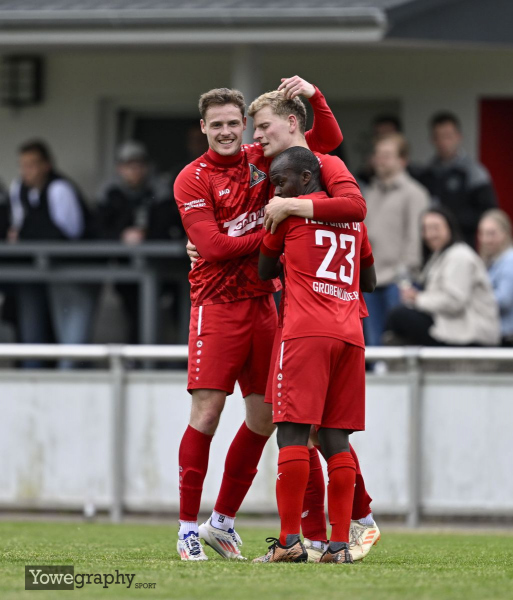 TSV Künzell - SV Großenlüder: Henrik Ziegler mit Hendrik Auth