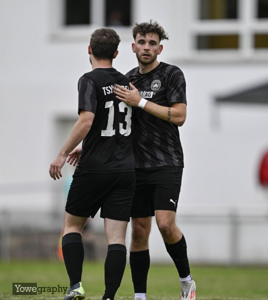 TSV Künzell - SV Großenlüder: Leon Maierhof mit Sebastian Körner