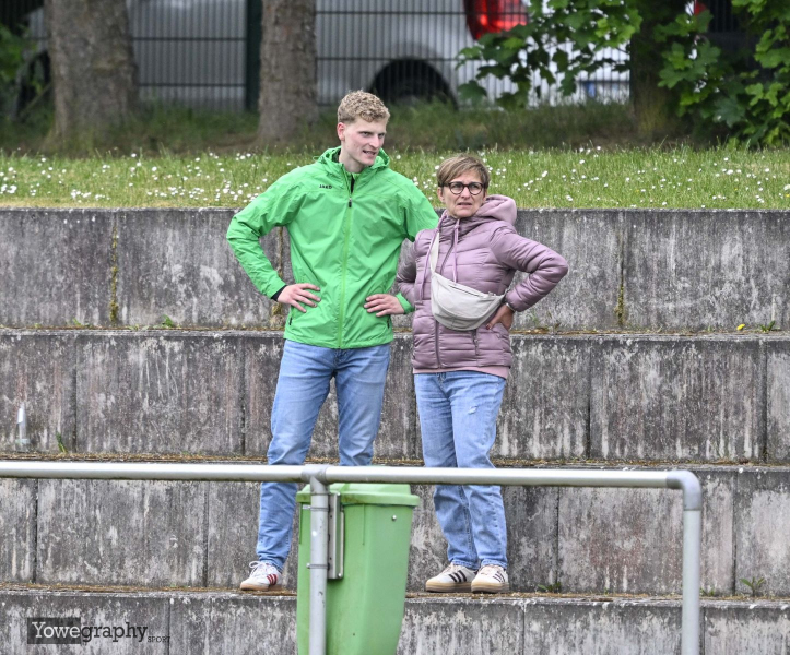TSV Künzell - SV Großenlüder: Hendrik Auth mit Sabine Schlitzer