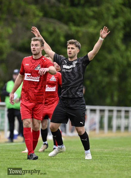 TSV Künzell - SV Großenlüder: Jakob Schneider mit Simon Herbach