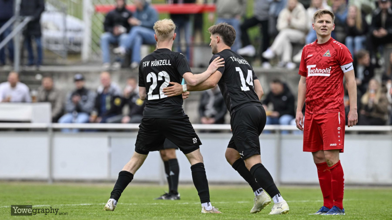 TSV Künzell - SV Großenlüder: Louis Winkow mit Simon Herbach gegen Sebastian Ebert