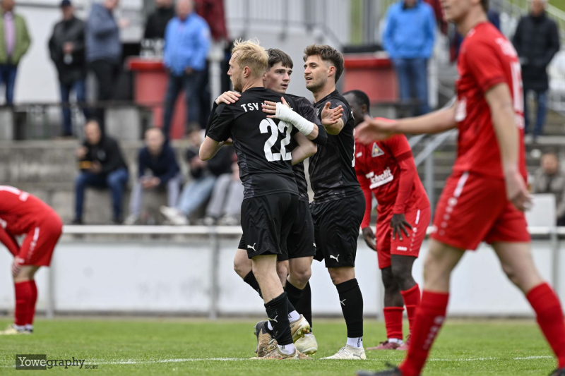 TSV Künzell - SV Großenlüder: Louis Winkow mit Simon Herbach gegen Sebastian Ebert